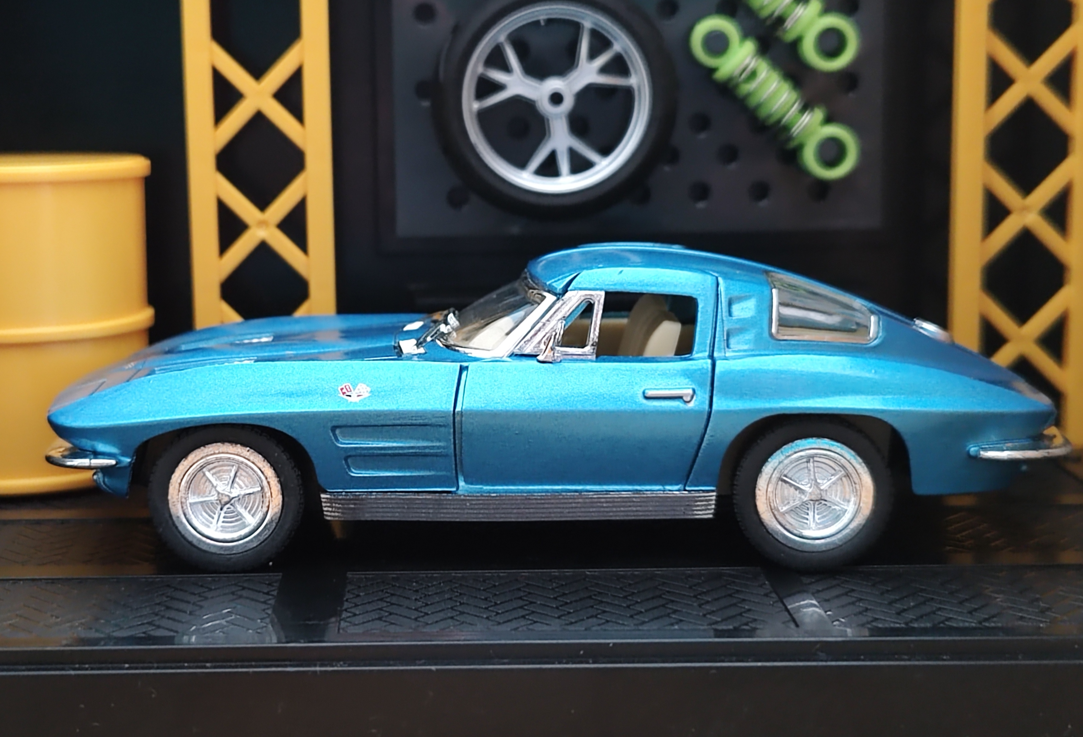 1963 Corvette Sting Ray โมเดลรถเหล็ก (ปลีก-ส่ง)