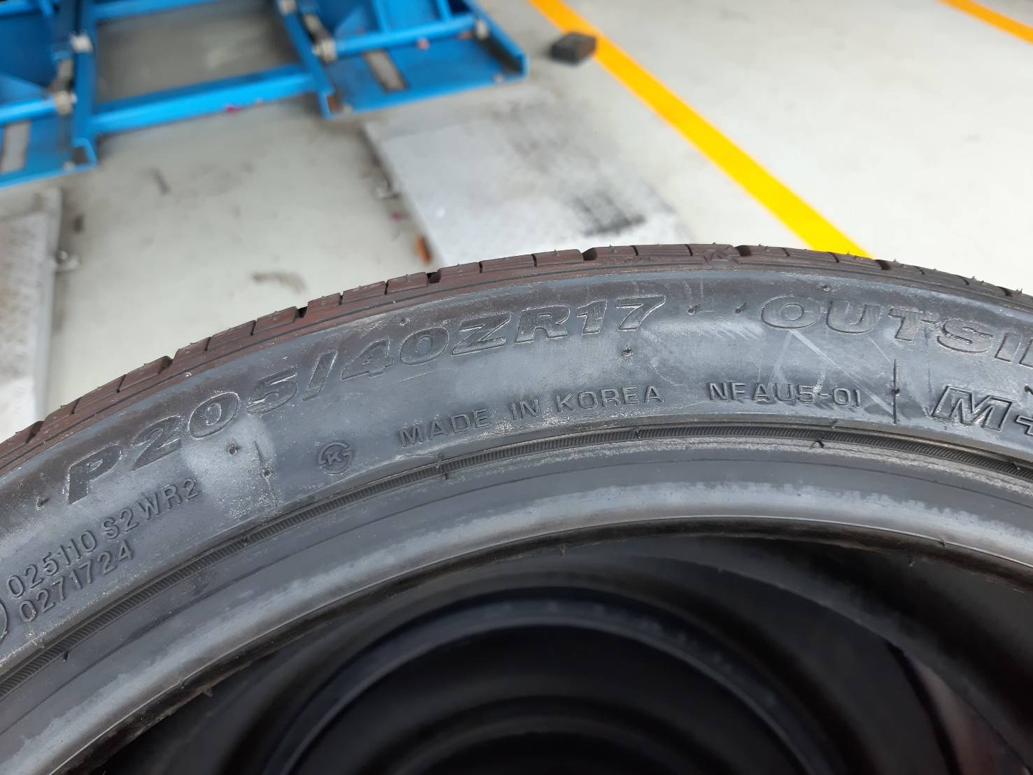 ROADSTONE NFERA AU5 205/40ZR17 ยางเกาหลี ซื้อ1แถม1