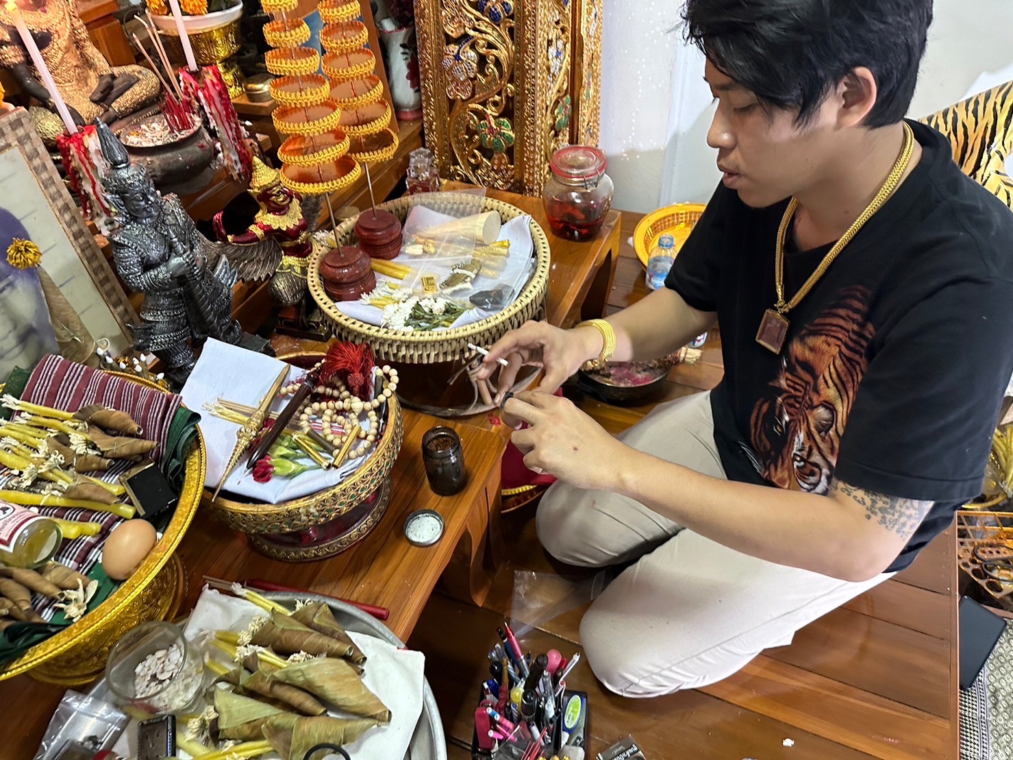 ล็อคเก็ตอาจารย์บุญมา รณฤทธิ์ ด้านหลังจารยันต์พร้อมด้วยปั้นเหน่งสีทอง อาจารย์บุญมา รณฤทธิ์ FA