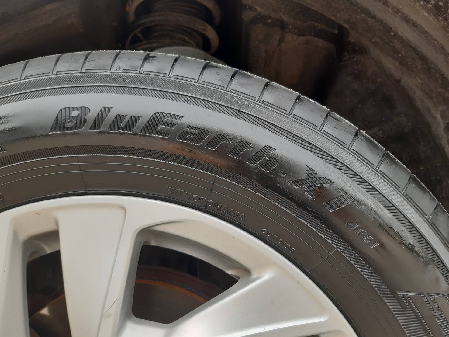 YOKOHAMA BluEarth-X AE61 225/65R17 ยางญี่ปุ่นปี20 ราคาพิเศษ