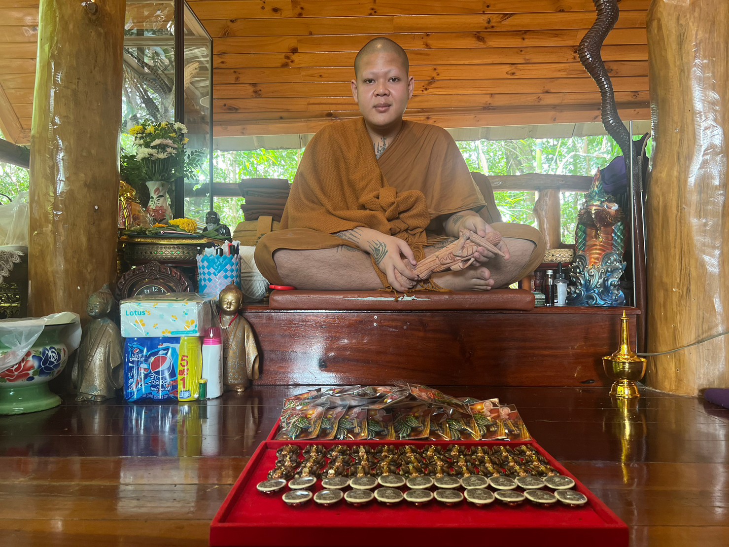 ล็อกเก็ตพระสีวลีจกบาตร (รุ่นมีกินไม่รู้สิ้น) ฉากขาวรุ่น 2 2566 เดือนมิถุนายน พระอาจารย์ บุณยกร ฐิตปุญโญ วังน้ำเย็น สระแก้ว FLT