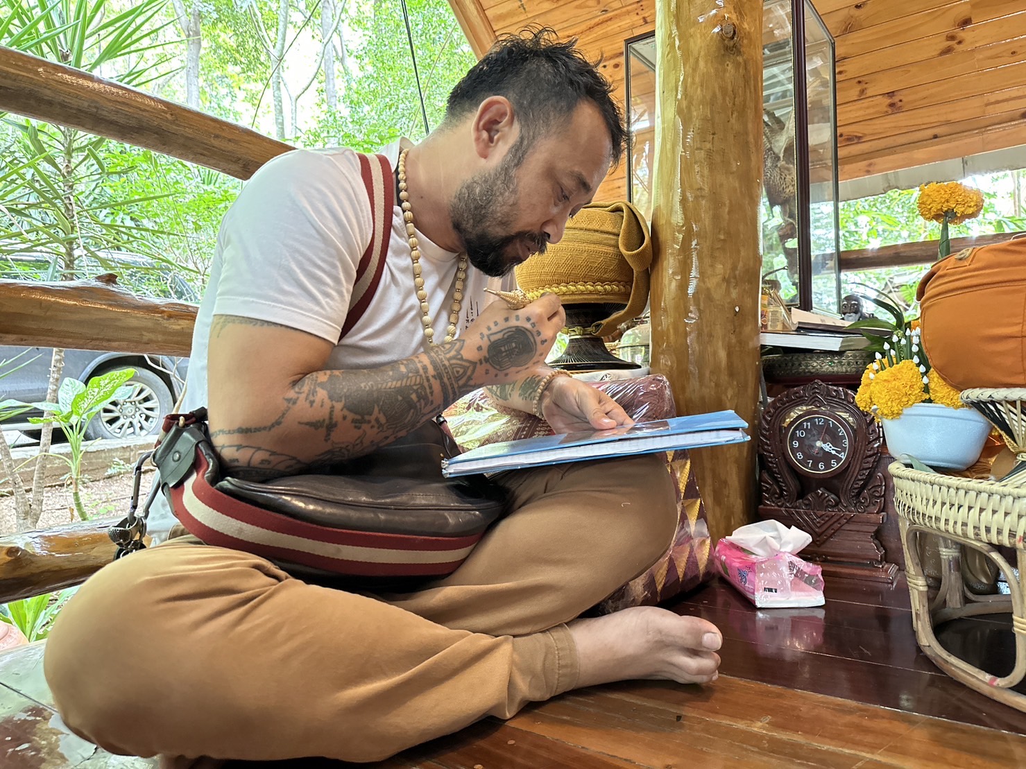 01/08/66 จารแผ่นยันต์สำหรับทำงั่ง อาจารย์เดี่ยว สำนักสักยันต์เข็มเสน่ห์บูรพา