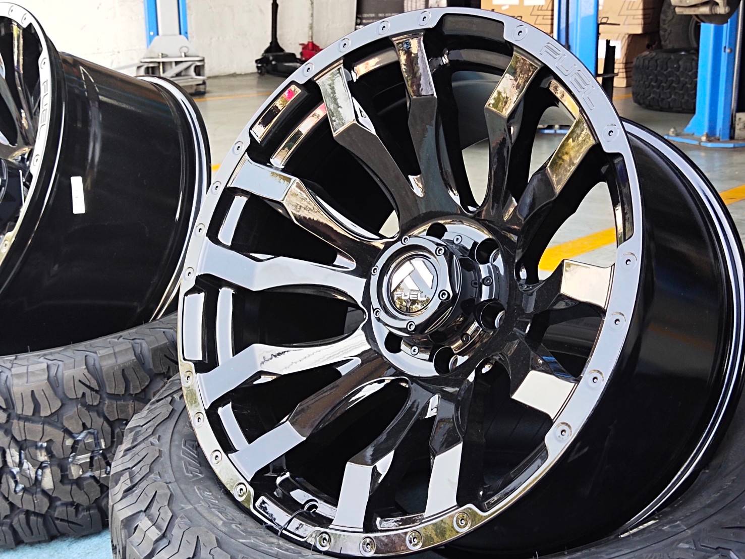 FUEL BLITZ D675 ขอบ20x10 ET-18 6x139.7 GLOSS BLACK