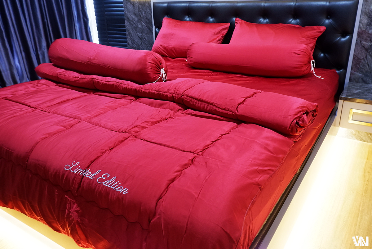 ชุดนวมเช็ตผ้านวมใยไหมซาติน 6 ฟุต ( 6 ชุดคละสี )