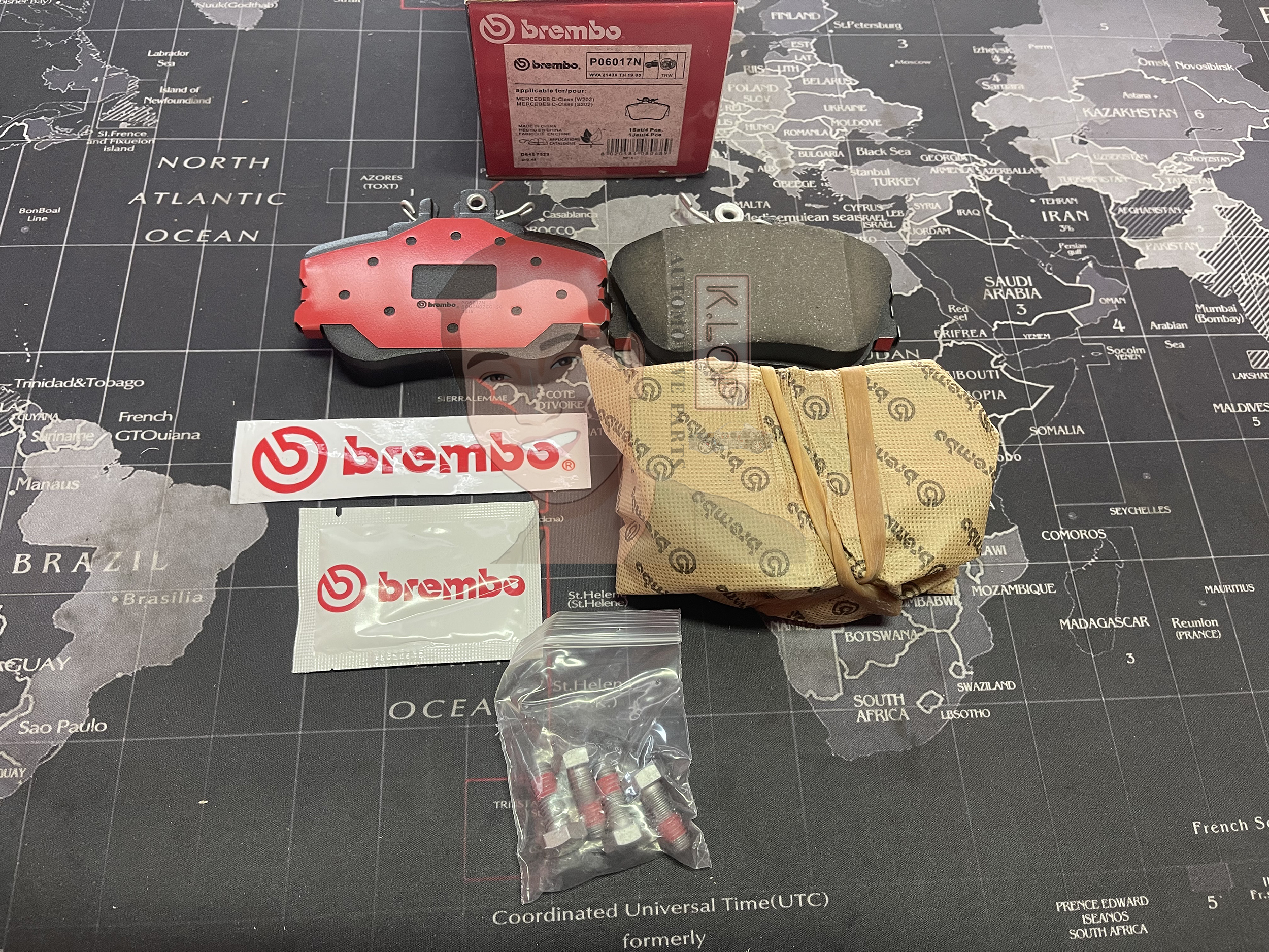 P06 017C ผ้าเบรก-F-แท้ BREMBO รุ่น Ceramic : BENZ C-Class (W202) 180 200 220 '93-01 การันตีคุณภาพมาตรฐานโดย " เครอป อะไหล่ยนต์"