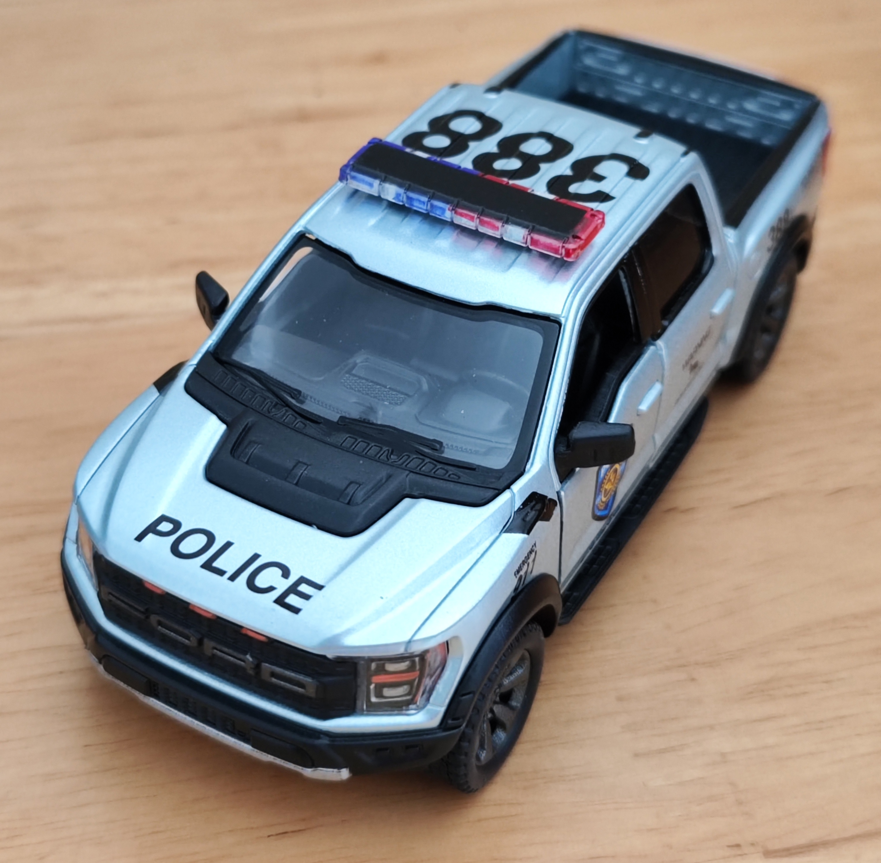 โมเดลรถเหล็ก รถตำรวจ (ปลีก-ส่ง)