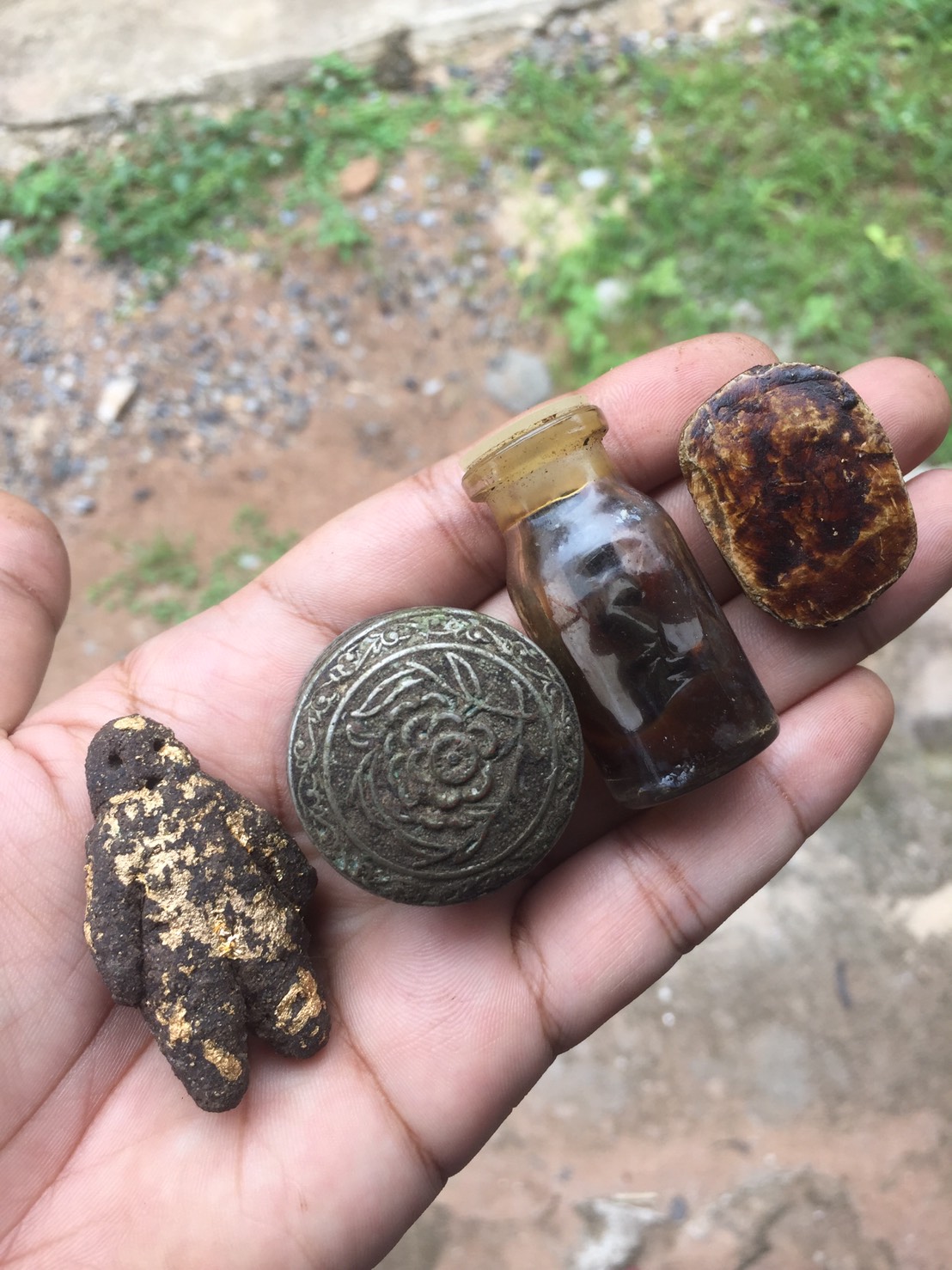 หุ่นพยนต์รุ่นแรกรุ่นเดียวอาจารย์เปล่ง บุญยืน