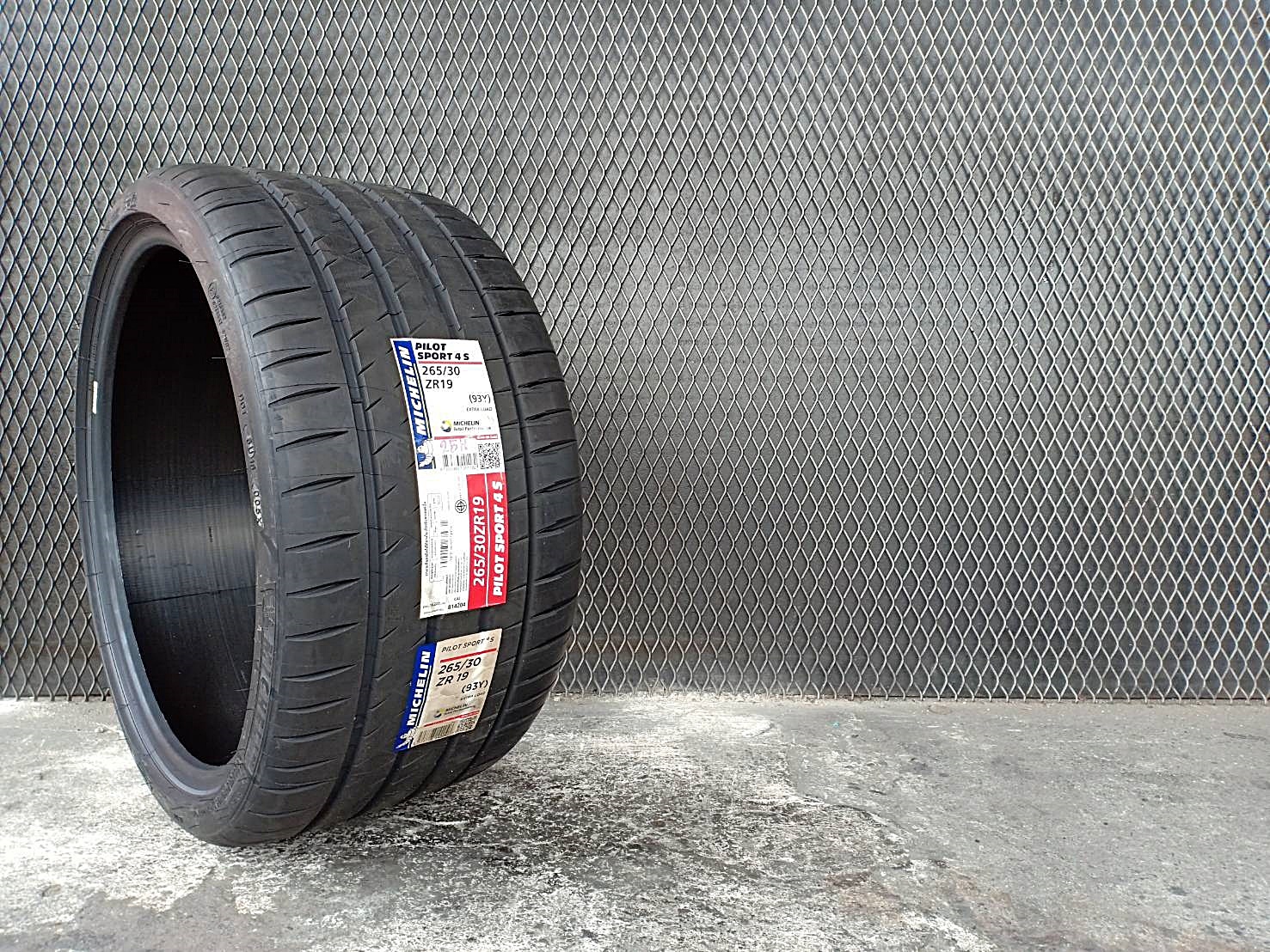 MICHELIN PILOT SPORT 4S 265/30ZR19 ราคาเส้นละ 12,000 บาท