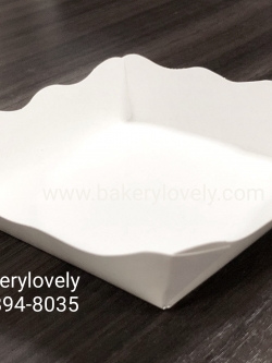 ถาดกระดาษสีขาว 10x10x2.3 cm ขอบหยัก ( เคลือบนอก )