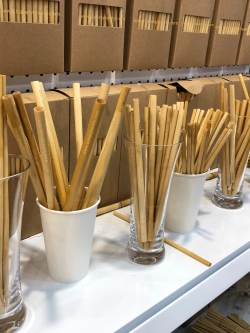 หลอดดูดน้ำจากต้นกก