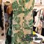 *พร้อมส่ง*style korea Dress :: เดรสแขนกุดคอวี แต่งกระดุงเรียงแถวยาวด้านหน้า ตัวชุดมาในลายใบไม้