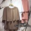 *พร้อมส่ง*Korea Style Tops :: เสื้อคอกลมตัวเก๋ ทรงปล่อยเย็บซ้อนชิ้นผ้าเป็นระบายรอบตัว