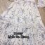 *พร้อมส่ง*Tohns' Dress :: เดรสตัวยาวสวยสพรึง อลังมาก ด้วยลายผ้าสุดหวานลายดอกเดซี่ ช่วงคอแต่งลูกไม้
